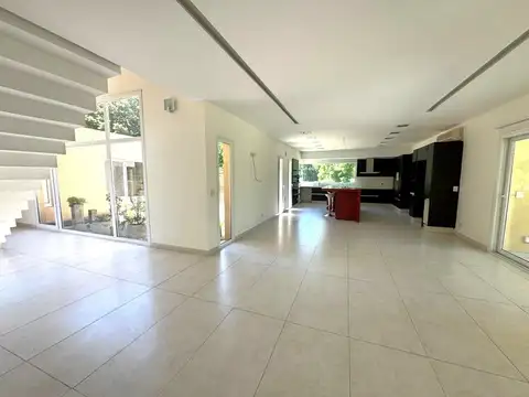 Casa en Alquiler en Pilar Centro, USD 2.500