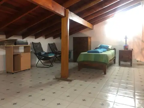 Chalet de 5 ambientes mas casa de casero con quincho y pileta. Importante propiedad