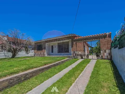 CASA 3 DORMITORIOS Y GRAN FONDO EN BARRIO COLON