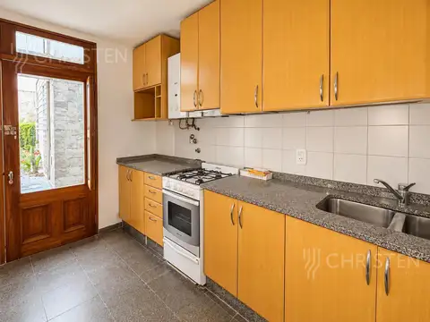 Casa 7 ambientes con 2 baños