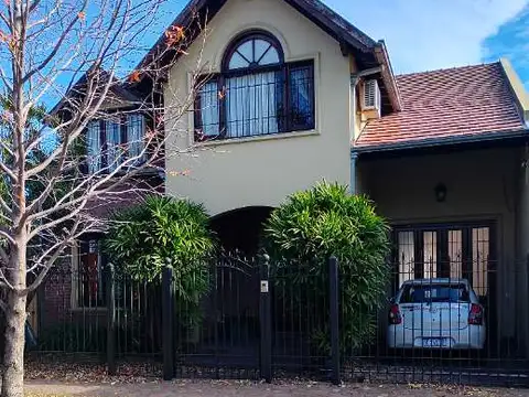 IMPONENTE CHALET EN DOS PLANTAS CON RETIRO AL FRENTE