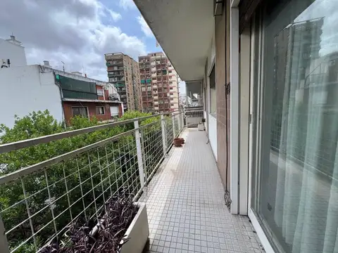 AMPLIO 3 AMB. C/ DEPENDENCIA – IDEAL PARA MODERNIZAR