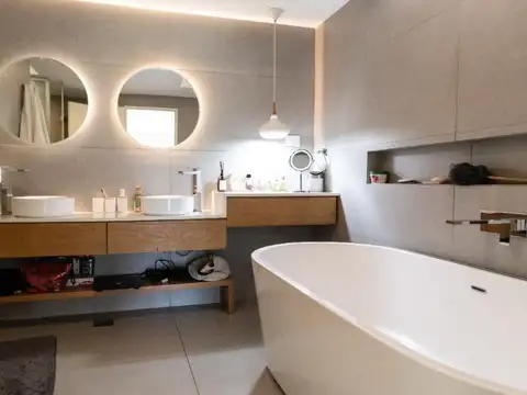 Casa 5 ambientes con 5 baños