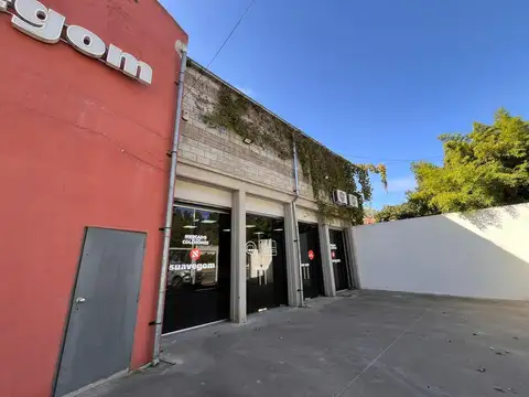 Local con deposito con importante vidriera comercial.