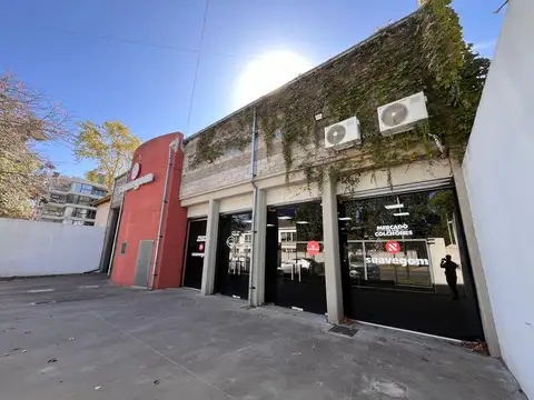 Local con deposito con importante vidriera comercial.