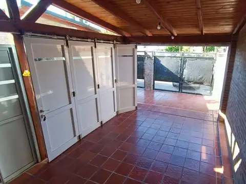 Casa 9 ambientes con 2 baños