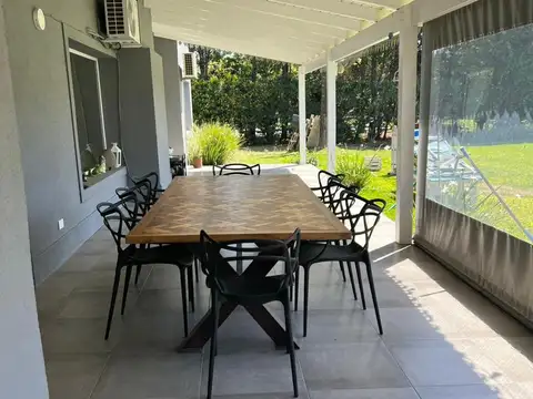Casa en Alquiler con 2 cocheras