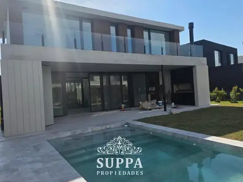 Casa 6 ambientes con 4 baños