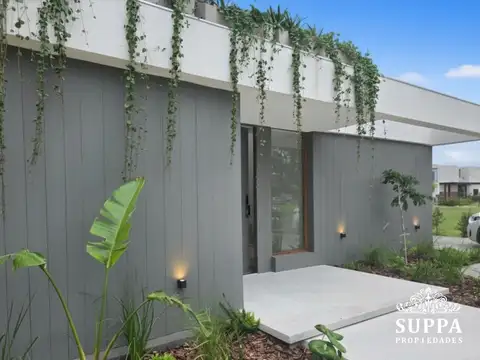 Casa en Venta con 4 cocheras