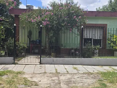 Casa con cochera y parque