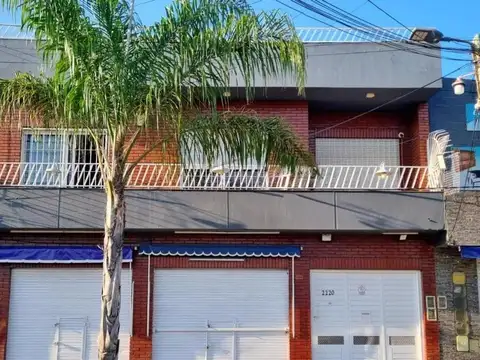 VENTA CASA 5 AMBIENTES CON LOCALES EN MORENO