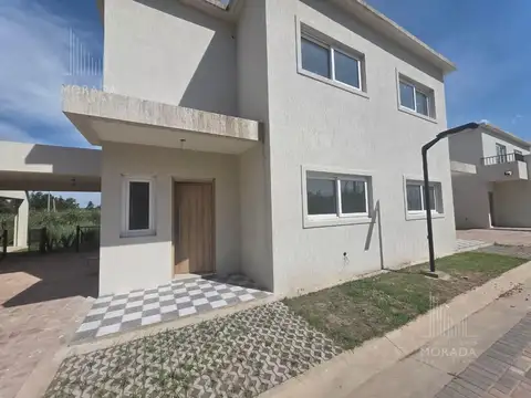 VENTA CASA DE 4 AMBIENTES CON PARQUE CHIC VILLAGE