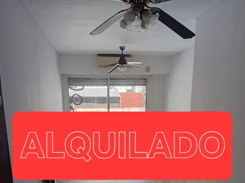 ALQUILADO - 3 ambientes al frente sobre esquina con balcón - Apolinario Figueroa y Acoyte