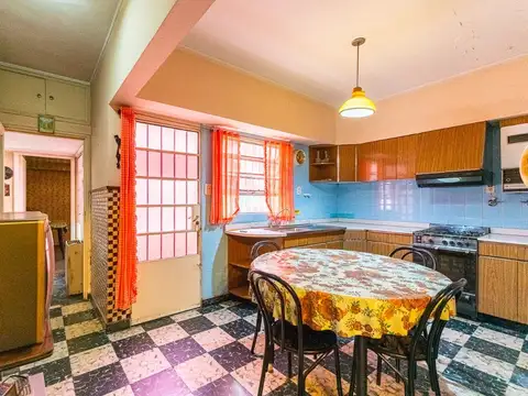 Casa 7 ambientes con 2 baños