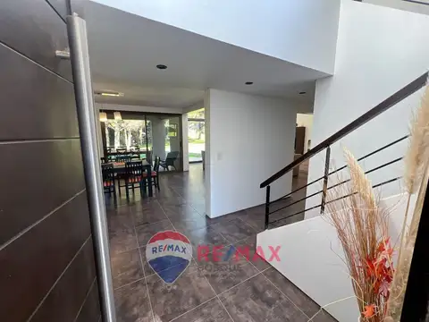 Casa 6 ambientes con 2 baños