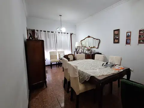 Chalet de 5 ambientes con terraza, cochera doble y patio con parrilla, a 9 cuadras de la estación.(GD-106)