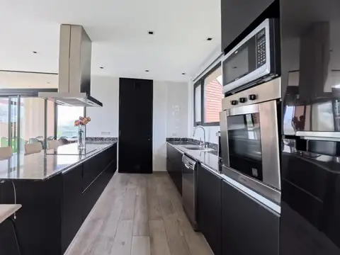 Casa 4 ambientes con 3 baños