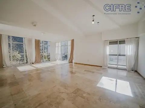 Piso de 4 ambientes mas escritorio ó dependencia completa, 2 balcones. Cochera doble. Baulera.