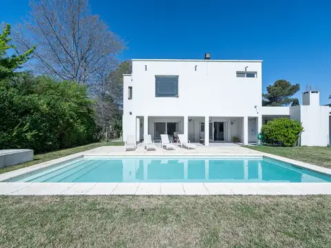 VENTA CASA MODERNA C/PILETA + LOTE LINDERO-GOLFERS