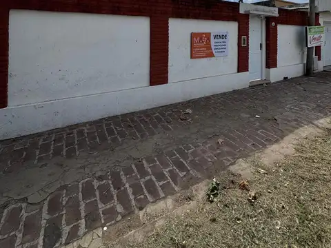 Casa amplia con garage y todos los servicios.