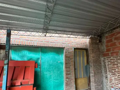 LOTE de 10x32m con Quincho en Villa Bosch- PERMUTA