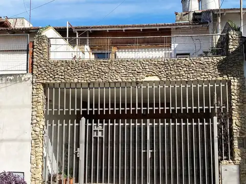 VENTA CASA 4 AMBIENTES VILLA LUZURIAGA.