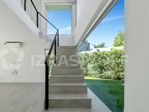 Casa en Alquiler con 5 cocheras