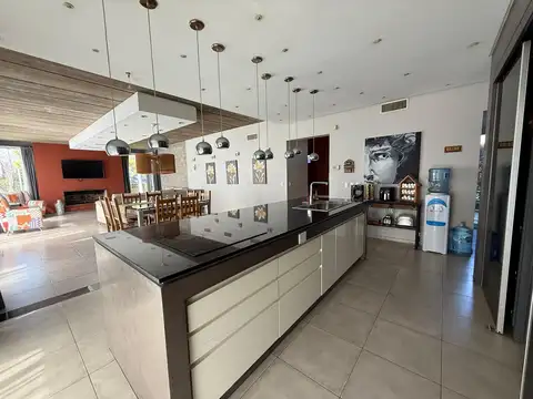 Casa 5 ambientes con 3 baños