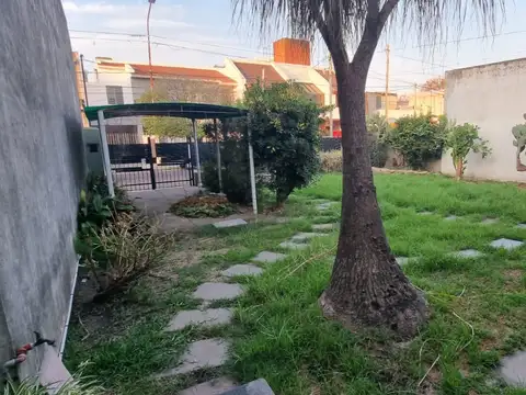 EN VENTA EN VILLA BOSCH CERCANO AL PIO XXII CASA AMERICANA SOBRE AMPLIO TERRENO - FICHA 9516