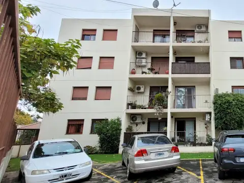 AMPLIO 3 AMBTES. EN COMPLEJO CERRADO I AL FRENTE, C/ BALCÓN I COCHERA I TODO EXTERNO I MUY LUMINOSO