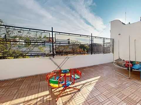 CASA TRIPLEX en venta con TERRAZA y QUINCHO