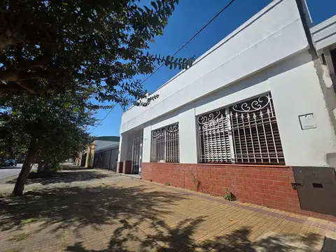 Casa 8 ambientes con 3 baños