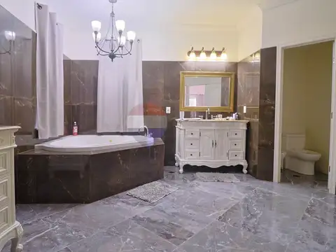 Casa 8 ambientes con 4 baños
