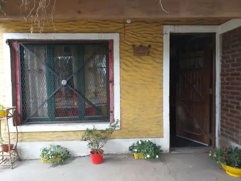 Casa en Alquiler con 3 cocheras