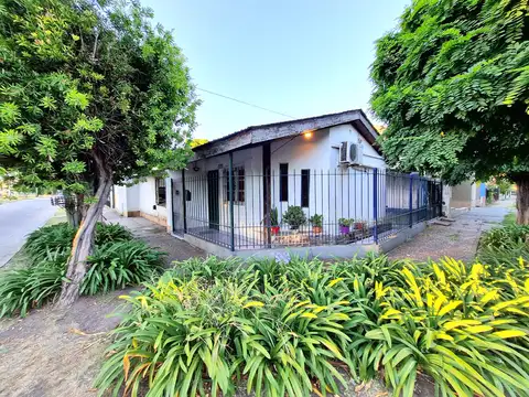 CHALET LOTE PROPIO EN ESQUINA, A  1 CUADRA DEL CENTRO COMERCIAL DE PEREZ QUINTANA.  APTO CREDITO