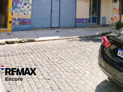 En venta casa con local a refaccionar en Barracas
