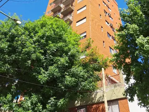 Venta Quilmes Ctro. Depto. 2 ambientes c/ balcón.