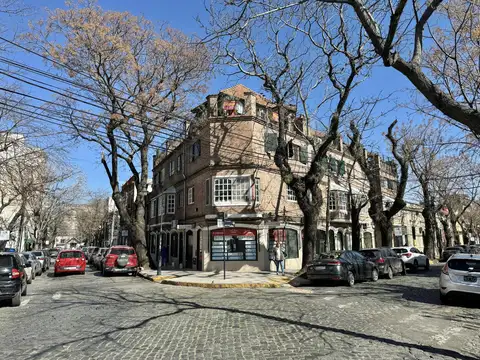 Encantador departamento de 4 ambientes en venta con cochera y gran terraza en San Isidro.
