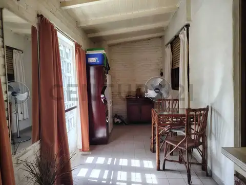 Galpón/depósito con vivienda sobre avenida.