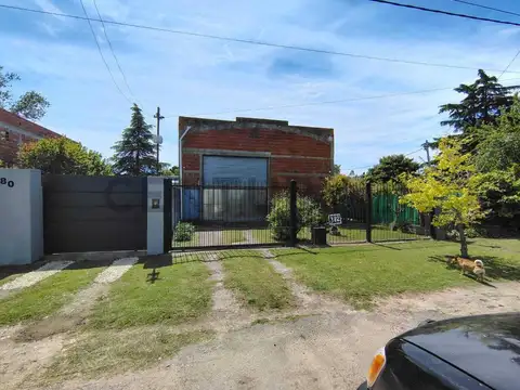 Galpón/depósito con vivienda sobre avenida.
