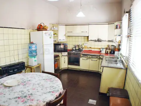 Casa 8 ambientes con 6 baños