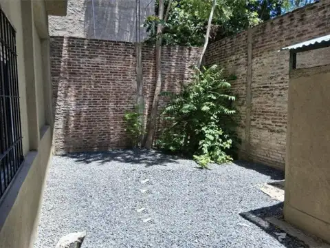 Excelente Depósito con Local Comercial y Oficinas