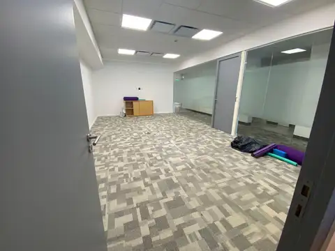 Oficina en Alquiler con 4 cocheras