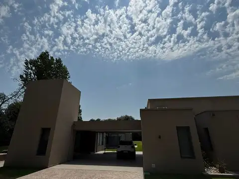 Casa 4 ambientes con 3 baños