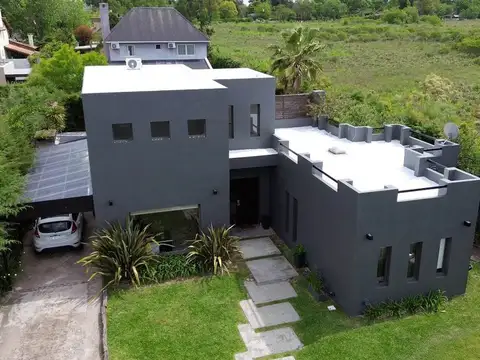 CASA EN VENTA EN ACACIAS BLANCAS 4 AMB PILETA