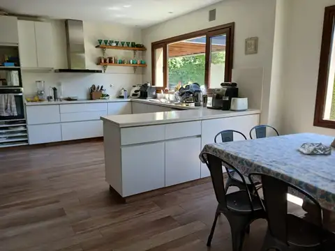 Casa 5 ambientes con 3 baños