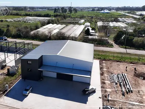 Galpón con oficinas a estrenar de 600 m2 en alquiler - Polo 520 La Plata