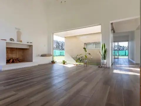 Casa en Alquiler con 2 cocheras