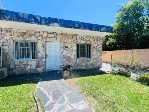 VENTA CASA 5 AMB, CON PATIO, GALPON EN MONTEGRANDE