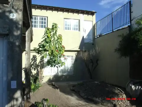 Casa apta dos familias a 150mts. Av San Martin 